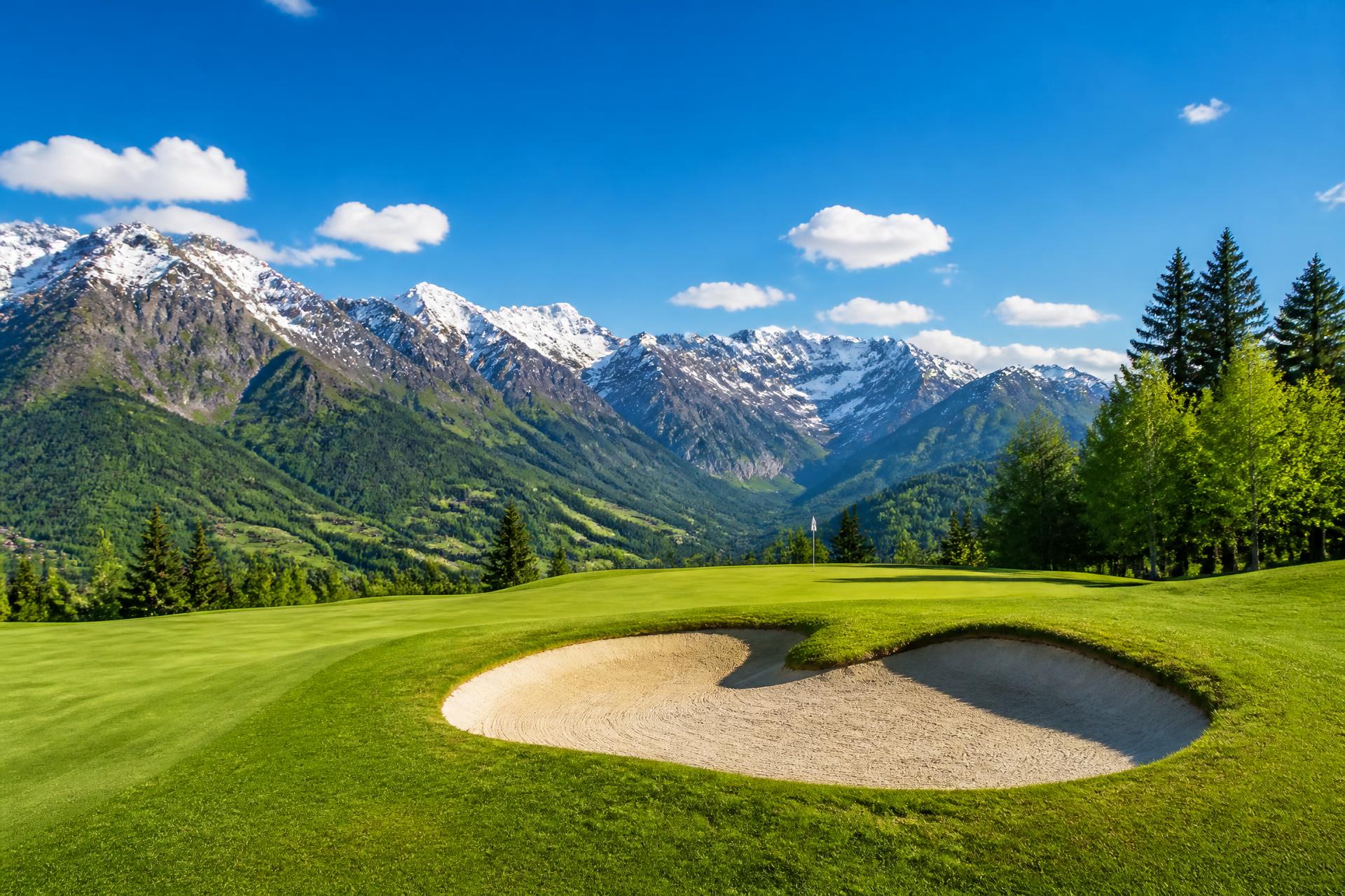 Fairway ensoleillé face aux sommets alpins